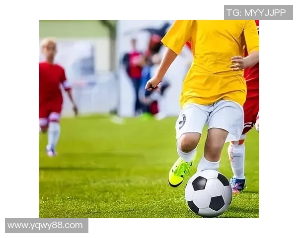 足球明星与外国女孩的浪漫故事揭示了爱与梦想的交织与激情 足球明星与外国女孩的浪漫故事揭示了爱与梦想的交织与激情